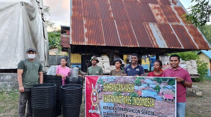 Ikatan Notaris Indonesia Salurkan Bantuan untuk Korban Bencana Seroja di Alor NTT Notaris Alor Abimayu (ujung kiri) dan El Asamau (ujung kanan) menyerahkan bantuan Ketua Umum PP-INI kepada korban bencana alam di Desa Waisika Kecamatan Alor Timur Laut.