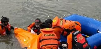Dua Warga Alor Tewas Tenggelam Terseret Ombak Gambar Ilustrasi: Tim SAR temukan jenazah Remaja di Ciliwung. (Sumber: Kompas.com).