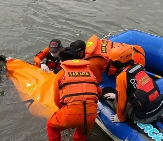 Dua Warga Alor Tewas Tenggelam Terseret Ombak Gambar Ilustrasi: Tim SAR temukan jenazah Remaja di Ciliwung. (Sumber: Kompas.com).