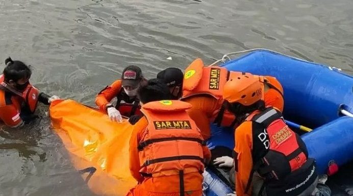 Dua Warga Alor Tewas Tenggelam Terseret Ombak Gambar Ilustrasi: Tim SAR temukan jenazah Remaja di Ciliwung. (Sumber: Kompas.com).