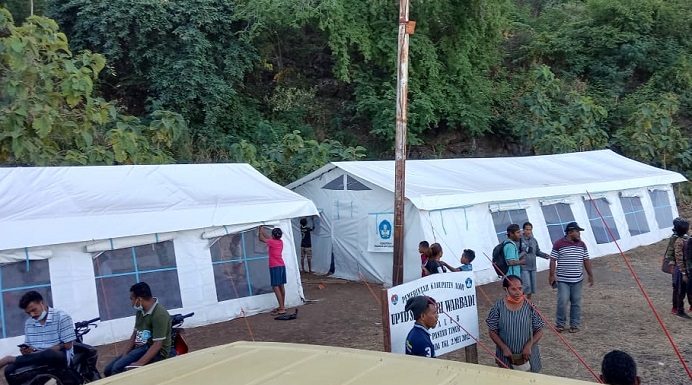Disdik Alor Bantu 7 Tenda Darurat Belajar pada Sekolah yang Hancur Diterpa Seroja Tenda darurat belajar bantuan Kemendiknas di SD Negeri Warbadi Desa Kaleb Kecamatan Pantar Timur. Sekolah itu merupakan salah satu dari 38 sekolah yang mengalami rusak berat diterpa badai Seroja pada April lalu. (Foto: Relawan Pemuda Alor).