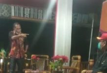 Viral! Bupati Alor Marah, Sebut Mensos Risma Bodok, Ini Penyebabnya Tangkapan layar video Bupati Alor Drs. Amon Djobo sedang memarahi staf Mensos, pada tanggal 6 April 2021 di Rumah Jabatan Bupati Alor, Kalabahi Kota.