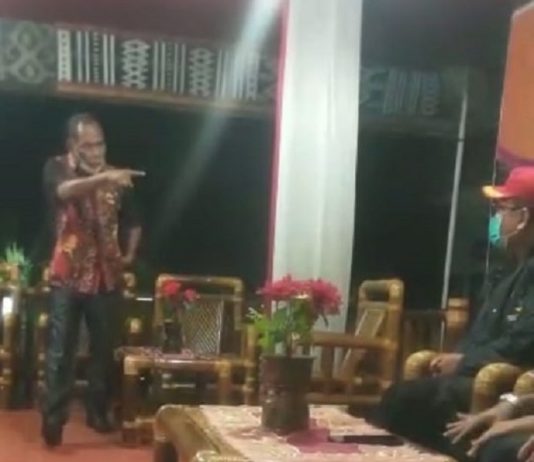 Viral! Bupati Alor Marah, Sebut Mensos Risma Bodok, Ini Penyebabnya Tangkapan layar video Bupati Alor Drs. Amon Djobo sedang memarahi staf Mensos, pada tanggal 6 April 2021 di Rumah Jabatan Bupati Alor, Kalabahi Kota.