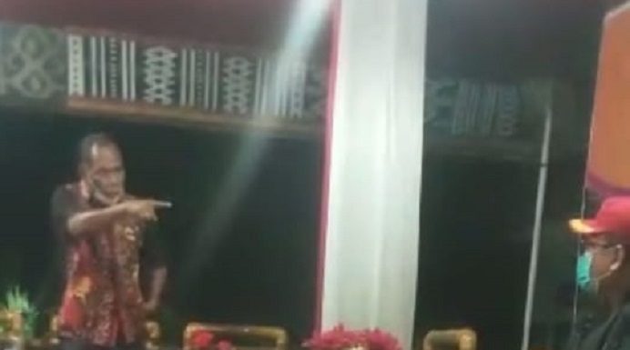 Viral! Bupati Alor Marah, Sebut Mensos Risma Bodok, Ini Penyebabnya Tangkapan layar video Bupati Alor Drs. Amon Djobo sedang memarahi staf Mensos, pada tanggal 6 April 2021 di Rumah Jabatan Bupati Alor, Kalabahi Kota.