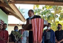 Usai Marah, Bupati Alor Minta Maaf ke Menteri Sosial Bupati Alor Drs. Amon Djobo membungkuk sambil minta maaf kepada Menteri Sosial Tri Rismaharini, ketika kunjungan kerja di Desa Kaleb, Pantar Timur, Alor, tanggal 4 Mei 2021.