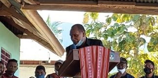 Usai Marah, Bupati Alor Minta Maaf ke Menteri Sosial Bupati Alor Drs. Amon Djobo membungkuk sambil minta maaf kepada Menteri Sosial Tri Rismaharini, ketika kunjungan kerja di Desa Kaleb, Pantar Timur, Alor, tanggal 4 Mei 2021.