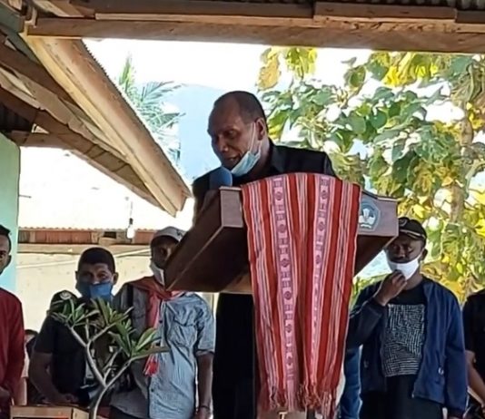 Usai Marah, Bupati Alor Minta Maaf ke Menteri Sosial Bupati Alor Drs. Amon Djobo membungkuk sambil minta maaf kepada Menteri Sosial Tri Rismaharini, ketika kunjungan kerja di Desa Kaleb, Pantar Timur, Alor, tanggal 4 Mei 2021.