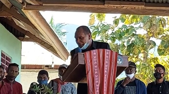 Usai Marah, Bupati Alor Minta Maaf ke Menteri Sosial Bupati Alor Drs. Amon Djobo membungkuk sambil minta maaf kepada Menteri Sosial Tri Rismaharini, ketika kunjungan kerja di Desa Kaleb, Pantar Timur, Alor, tanggal 4 Mei 2021.