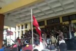 Ricuh !! Aksi HMI, GMNI, PMKRI dan OKP Alor, Tolak Relokasi Pasar Kadelang Aksi HMI, GMNI dan PMKRI Alor tolak kebijakan relokasi 753 Pedagang Pasar Kadelang berakhir ricuh. Aksi tersebut berlangsung di kantor Bupati Alor pada Kamis (10/5/2021) siang. lor segera mencari lokasi lain untuk menampung para pedagang yang direlokasi karena pasar Lipa tidak cukup menampung 753 pedagang.