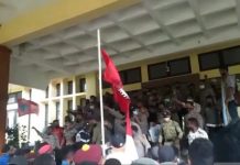 Ricuh !! Aksi HMI, GMNI, PMKRI dan OKP Alor, Tolak Relokasi Pasar Kadelang Aksi HMI, GMNI dan PMKRI Alor tolak kebijakan relokasi 753 Pedagang Pasar Kadelang berakhir ricuh. Aksi tersebut berlangsung di kantor Bupati Alor pada Kamis (10/5/2021) siang. lor segera mencari lokasi lain untuk menampung para pedagang yang direlokasi karena pasar Lipa tidak cukup menampung 753 pedagang.