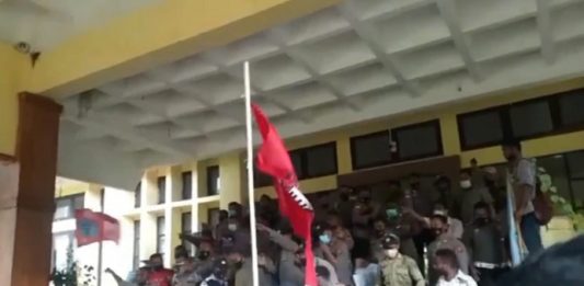 Ricuh !! Aksi HMI, GMNI, PMKRI dan OKP Alor, Tolak Relokasi Pasar Kadelang Aksi HMI, GMNI dan PMKRI Alor tolak kebijakan relokasi 753 Pedagang Pasar Kadelang berakhir ricuh. Aksi tersebut berlangsung di kantor Bupati Alor pada Kamis (10/5/2021) siang. lor segera mencari lokasi lain untuk menampung para pedagang yang direlokasi karena pasar Lipa tidak cukup menampung 753 pedagang.