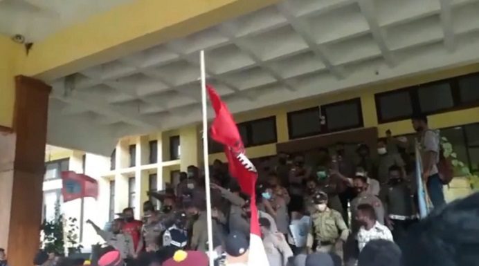 Ricuh !! Aksi HMI, GMNI, PMKRI dan OKP Alor, Tolak Relokasi Pasar Kadelang Aksi HMI, GMNI dan PMKRI Alor tolak kebijakan relokasi 753 Pedagang Pasar Kadelang berakhir ricuh. Aksi tersebut berlangsung di kantor Bupati Alor pada Kamis (10/5/2021) siang. lor segera mencari lokasi lain untuk menampung para pedagang yang direlokasi karena pasar Lipa tidak cukup menampung 753 pedagang.