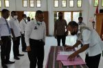 Alberth Ouwpoly Pimpin Ferederasi Olahraga Petanque Indonesia Kabupaten Alor Ketua KONI Alor Drs. Amon Djobo (kanan) menandatangani berita acara pelantikan Pengurus FOPI Alor Periode 2021, Sabtu (5/6) di aula kantor Diknas Alor, Mola. Acara penandatanganan itu disaksikan Ketua FOPI Alor Albert N. Ouwpoly.