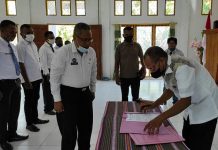 Alberth Ouwpoly Pimpin Ferederasi Olahraga Petanque Indonesia Kabupaten Alor Ketua KONI Alor Drs. Amon Djobo (kanan) menandatangani berita acara pelantikan Pengurus FOPI Alor Periode 2021, Sabtu (5/6) di aula kantor Diknas Alor, Mola. Acara penandatanganan itu disaksikan Ketua FOPI Alor Albert N. Ouwpoly.