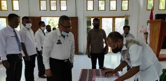 Alberth Ouwpoly Pimpin Ferederasi Olahraga Petanque Indonesia Kabupaten Alor Ketua KONI Alor Drs. Amon Djobo (kanan) menandatangani berita acara pelantikan Pengurus FOPI Alor Periode 2021, Sabtu (5/6) di aula kantor Diknas Alor, Mola. Acara penandatanganan itu disaksikan Ketua FOPI Alor Albert N. Ouwpoly.