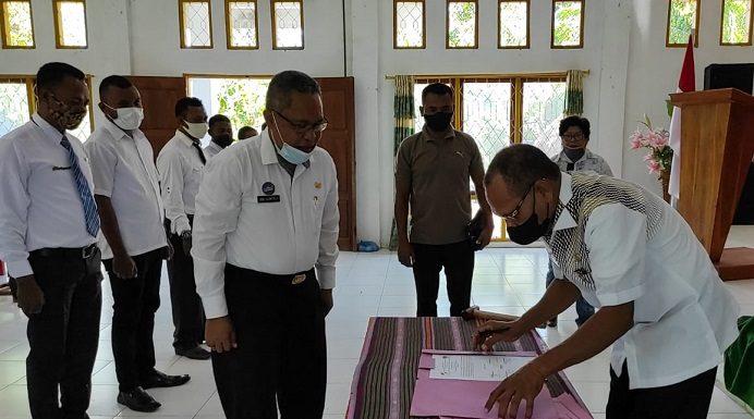 Alberth Ouwpoly Pimpin Ferederasi Olahraga Petanque Indonesia Kabupaten Alor Ketua KONI Alor Drs. Amon Djobo (kanan) menandatangani berita acara pelantikan Pengurus FOPI Alor Periode 2021, Sabtu (5/6) di aula kantor Diknas Alor, Mola. Acara penandatanganan itu disaksikan Ketua FOPI Alor Albert N. Ouwpoly.