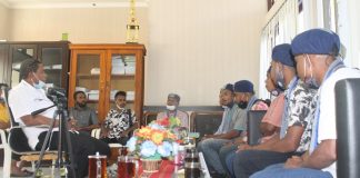 GMKI Minta Pemkab dan DPRD Alor Selesaikan Polemik Relokasi Pasar BPC GMKI Kalabahi sedang berdialog soal polemik relokasi pasar dengan Asisten I sekaligus Plt Kadis Perdagangan Alor, Ferdy I. Lahal di ruang kerjanya, Rabu (9/6/2021).