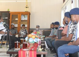GMKI Minta Pemkab dan DPRD Alor Selesaikan Polemik Relokasi Pasar BPC GMKI Kalabahi sedang berdialog soal polemik relokasi pasar dengan Asisten I sekaligus Plt Kadis Perdagangan Alor, Ferdy I. Lahal di ruang kerjanya, Rabu (9/6/2021).
