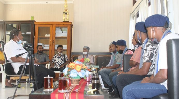 GMKI Minta Pemkab dan DPRD Alor Selesaikan Polemik Relokasi Pasar BPC GMKI Kalabahi sedang berdialog soal polemik relokasi pasar dengan Asisten I sekaligus Plt Kadis Perdagangan Alor, Ferdy I. Lahal di ruang kerjanya, Rabu (9/6/2021).