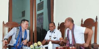 Gubernur NTT Berniat Mediasi Persoalan Bupati Alor dan Mensos Gubernur NTT Viktor Bungtilu Laiskodat (kanan) ngobrol dengan Bupati Alor Amon Djobo (tengah) dan Anggota DPRD NTT Rocky Winaryo sesaat sebelum acara pembukaan Festival Al-Quran Tua di Alor, Agustus 2020.