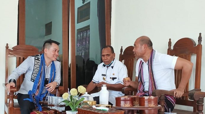 Gubernur NTT Berniat Mediasi Persoalan Bupati Alor dan Mensos Gubernur NTT Viktor Bungtilu Laiskodat (kanan) ngobrol dengan Bupati Alor Amon Djobo (tengah) dan Anggota DPRD NTT Rocky Winaryo sesaat sebelum acara pembukaan Festival Al-Quran Tua di Alor, Agustus 2020.
