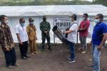 KADIN Alor Bantu Pembangunan Gedung SMP Malaipea yang Hancur Terdampak Seroja Ketua KADIN Alor Denny Lalitan (memegang seng) menyerahkan bantuan seng dan paku kepada Kepala SMP Negeri Malaipea Salmon Salko (baju putih), Rabu (2/6) di depan tenda belajar sekolah itu. Sekolah tersebut merupakan satu dari 38 sekolah yang rusak akibat badai Seroja 4 April 2021.