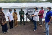 KADIN Alor Bantu Pembangunan Gedung SMP Malaipea yang Hancur Terdampak Seroja Ketua KADIN Alor Denny Lalitan (memegang seng) menyerahkan bantuan seng dan paku kepada Kepala SMP Negeri Malaipea Salmon Salko (baju putih), Rabu (2/6) di depan tenda belajar sekolah itu. Sekolah tersebut merupakan satu dari 38 sekolah yang rusak akibat badai Seroja 4 April 2021.