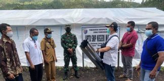 KADIN Alor Bantu Pembangunan Gedung SMP Malaipea yang Hancur Terdampak Seroja Ketua KADIN Alor Denny Lalitan (memegang seng) menyerahkan bantuan seng dan paku kepada Kepala SMP Negeri Malaipea Salmon Salko (baju putih), Rabu (2/6) di depan tenda belajar sekolah itu. Sekolah tersebut merupakan satu dari 38 sekolah yang rusak akibat badai Seroja 4 April 2021.