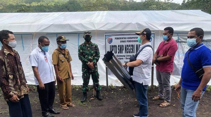 KADIN Alor Bantu Pembangunan Gedung SMP Malaipea yang Hancur Terdampak Seroja Ketua KADIN Alor Denny Lalitan (memegang seng) menyerahkan bantuan seng dan paku kepada Kepala SMP Negeri Malaipea Salmon Salko (baju putih), Rabu (2/6) di depan tenda belajar sekolah itu. Sekolah tersebut merupakan satu dari 38 sekolah yang rusak akibat badai Seroja 4 April 2021.