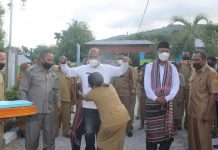 Kunjungi SMK Negeri 1 Kalabahi, Kadisdik NTT Beri Arahan Pentingnya Kolaborasi Memajukan Pendidikan Kepala SMK N 01 Kalabahi Idaleta Laure, memakaikan busana adat Alor kepada Kepala Dinas Pendidikan Provinsi NTT Linus Lusi Making, saat Kunker ke sekolah itu pada Senin (7/6).