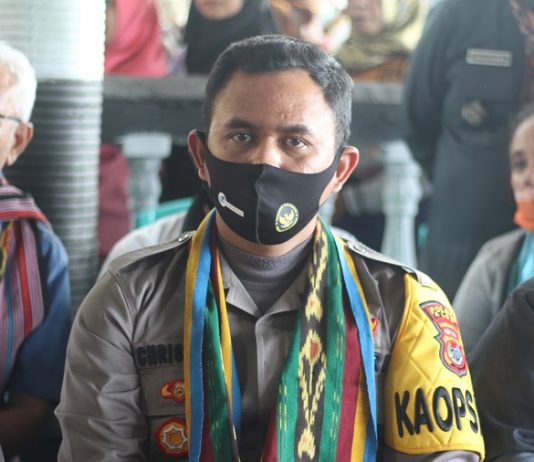 Kapolres Alor Beberkan Alasan Mengamankan Demonstran yang Ricuh Demo Tolak Relokasi Pasar Kapolres Alor AKBP Agustinus Chrismas Try Suryanto, S.IK, ketika menghadiri acara pembukaan Festival Al-Quran Tua di Desa Alor Besar, Agustus 2020.
