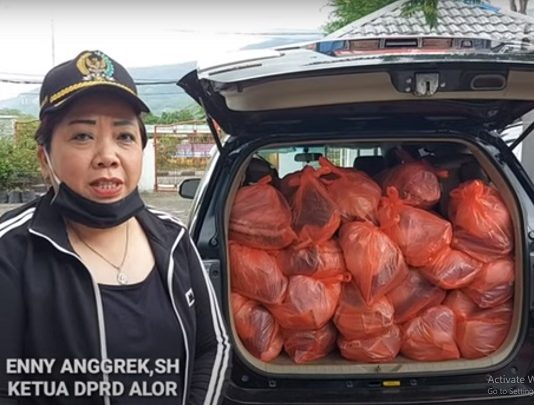 Video Ketua DPRD Alor Bagi Sembako Presiden dan Mensos, Ini yang membuat Bupati Marah Mensos Gambar: Tangkapan layar Ketua DPRD Alor Enny Anggrek sedang siap mengantar bantuan Sembako Presiden dan Mensos kepada korban Seroja di wilayah Alor. (Sumber: KORTEKS ALOR).