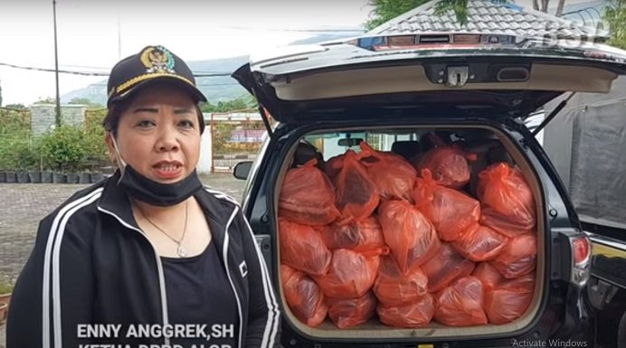 Video Ketua DPRD Alor Bagi Sembako Presiden dan Mensos, Ini yang membuat Bupati Marah Mensos Gambar: Tangkapan layar Ketua DPRD Alor Enny Anggrek sedang siap mengantar bantuan Sembako Presiden dan Mensos kepada korban Seroja di wilayah Alor. (Sumber: KORTEKS ALOR).