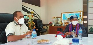 Klarifikasi Videonya, Bupati Alor: Ketua DPRD bagi Bantuan, Nanti Presiden Pikir Bupati dan Gubernur Tidak Kerja Bupati Alor Amon Djobo (kiri) menerima kunjungan Ketua Umum PP GMKI Jefri Gultom di ruang kerjanya, Kamis 20 Mei 2021. Kunjungan itu keduanya membahas tentang penanganan bencana Seroja setelah Ketum Jefri membagikan bantuan kepada korban bencana Seroja di Alor Selatan. Usai dialog, Bupati Alor makan bersama Ketum Jefri di ruang kerjanya sambil bernostagia pengalamanya ber-GMKI di Kupang, dulu.