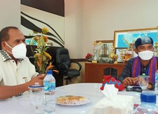 Klarifikasi Videonya, Bupati Alor: Ketua DPRD bagi Bantuan, Nanti Presiden Pikir Bupati dan Gubernur Tidak Kerja Bupati Alor Amon Djobo (kiri) menerima kunjungan Ketua Umum PP GMKI Jefri Gultom di ruang kerjanya, Kamis 20 Mei 2021. Kunjungan itu keduanya membahas tentang penanganan bencana Seroja setelah Ketum Jefri membagikan bantuan kepada korban bencana Seroja di Alor Selatan. Usai dialog, Bupati Alor makan bersama Ketum Jefri di ruang kerjanya sambil bernostagia pengalamanya ber-GMKI di Kupang, dulu.