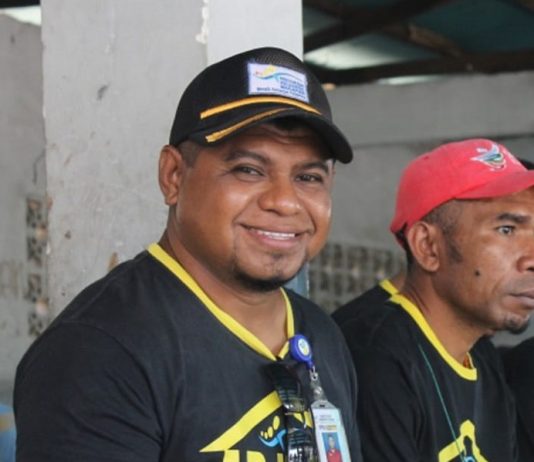 Korkab PKH Bantah Salurkan Bantuan PKH Bersama Ketua DPRD Alor Korkab PKH Alor, Darwin Anwar, SH.