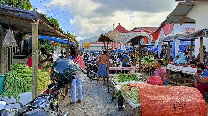 Relokasi Pasar Alor, Pedagang: Kami Dikejar Koperasi 753 Pedagang Pasar Kadelang yang direlokasi, kini berdagang di Pasar Lipa Kalabahi.