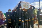 Rektor Untrib Alvons Gorang Sampaikan Terima Kasih kepada Semua Dukungan dan Belasungkawa pada Istrinya, Alm Pdt. Happy Gorang-Nenotek Alm Pdt. Happy Gorang-Nenotek, S.Th sedang dibawa ke tempat pemakaman usai ibadah di Gereja Syalom Sawah Lama pada Kamis, 17 Juni 2021.