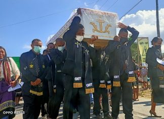 Rektor Untrib Alvons Gorang Sampaikan Terima Kasih kepada Semua Dukungan dan Belasungkawa pada Istrinya, Alm Pdt. Happy Gorang-Nenotek Alm Pdt. Happy Gorang-Nenotek, S.Th sedang dibawa ke tempat pemakaman usai ibadah di Gereja Syalom Sawah Lama pada Kamis, 17 Juni 2021.