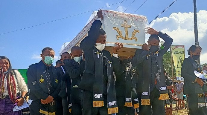Rektor Untrib Alvons Gorang Sampaikan Terima Kasih kepada Semua Dukungan dan Belasungkawa pada Istrinya, Alm Pdt. Happy Gorang-Nenotek Alm Pdt. Happy Gorang-Nenotek, S.Th sedang dibawa ke tempat pemakaman usai ibadah di Gereja Syalom Sawah Lama pada Kamis, 17 Juni 2021.