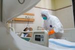Dua Pasien Alor Reaktif Covid-19 Ilustrasi: Simulasi penanganan pasien yang terdeteksi Virus Corona di RS Margono Soekarjo Purwokerto. (Foto: Suara.com/Anang Firmansyah).