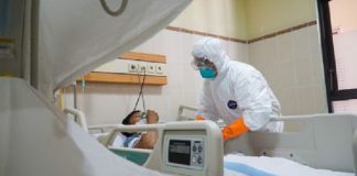 Dua Pasien Alor Reaktif Covid-19 Ilustrasi: Simulasi penanganan pasien yang terdeteksi Virus Corona di RS Margono Soekarjo Purwokerto. (Foto: Suara.com/Anang Firmansyah).