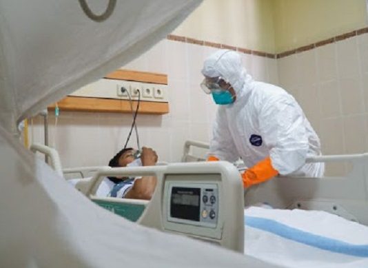 Dua Pasien Alor Reaktif Covid-19 Ilustrasi: Simulasi penanganan pasien yang terdeteksi Virus Corona di RS Margono Soekarjo Purwokerto. (Foto: Suara.com/Anang Firmansyah).
