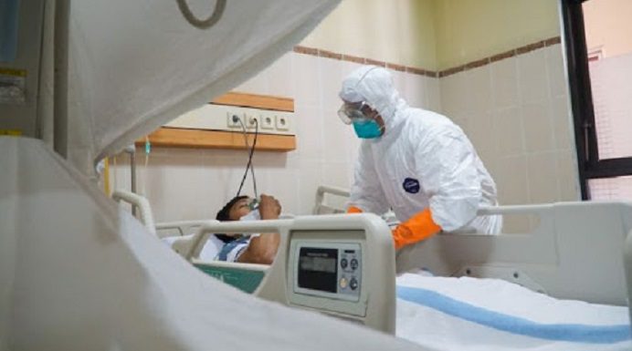 Dua Pasien Alor Reaktif Covid-19 Ilustrasi: Simulasi penanganan pasien yang terdeteksi Virus Corona di RS Margono Soekarjo Purwokerto. (Foto: Suara.com/Anang Firmansyah).