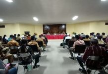 Pemkab Alor Undang Tokoh Agama dan Masyarakat Bahas Perdamaian Antara Ketua DPRD dan Bupati Sekda Alor Soni O. Alelang sedang memimpin rapat para tokoh agama, tokoh masyarakat dan tokoh pemuda, membahas perdamaian antara Ketua DPRD Alor Enny Anggrek dan Bupati Amon Djobo, Senin (21/6/2021) di aula kantor Bupati Alor, Batunirwala.