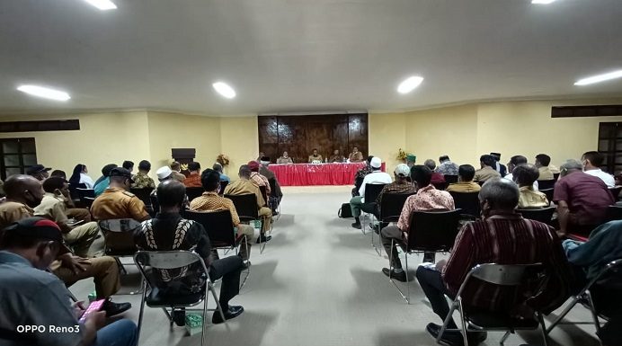 Pemkab Alor Undang Tokoh Agama dan Masyarakat Bahas Perdamaian Antara Ketua DPRD dan Bupati Sekda Alor Soni O. Alelang sedang memimpin rapat para tokoh agama, tokoh masyarakat dan tokoh pemuda, membahas perdamaian antara Ketua DPRD Alor Enny Anggrek dan Bupati Amon Djobo, Senin (21/6/2021) di aula kantor Bupati Alor, Batunirwala.