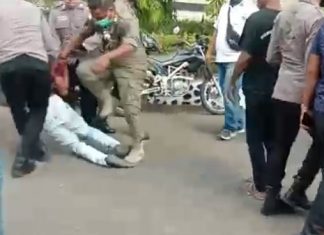 Sadis!! Polisi dan Sat Pol PP Pukul Injak Demonstran Saat Demo Tolak Relokasi Pasar di Alor NTT Gbr: Tangkapan layar video seorang oknum Anggota Polres Alor dan Pol PP diduga memukul dan menginjak demonstran mahasiswa yang berdemonstrasi menentang kebijakan pemerintah merelokasi 753 pedagang di Alor.