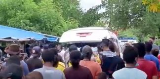 Tangis Keluarga Pecah Saat Jenazah Korban Penembakan Teroris Papua Tiba di Alor NTT Jenazah Habel Halenti (30), warga sipil asal kabupaten Alor NTT yang ditembak mati anggota Teroris tiba di Kalabahi Alor, Minggu (6/6/2021) pagi.