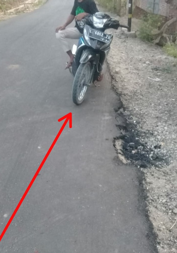 Foto: Bibir jalan Provinsi di Desa Wolwal yang patah akibat terkena ban truk dan motor. (Foto: doc PT Karya Baru Calisa).