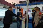Berikut Nama Pemenang Undian Panen Hadiah Simpedes BRI Kalabahi Periode 2021 Pinca BRI Kalabahi Yosua (kedua kiri) mendampingi Nasabah Iriyanto Daka (tengah) yang diminta menekan tombol undian hadiah grand prize I berupa 1 unit mobil Suzuki New Carry PU FD warna hitam. Pemenang hadiah itu adalah Kornelis Banik, Nasabah BRI Unit Sartika Kalabahi.